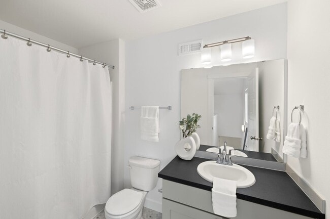 Building Photo - 4Bd/3.5Ba Covington House