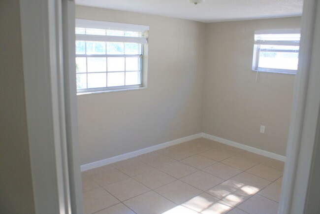 Building Photo - Updated 3 bed 1.5 bath in New Port Richey