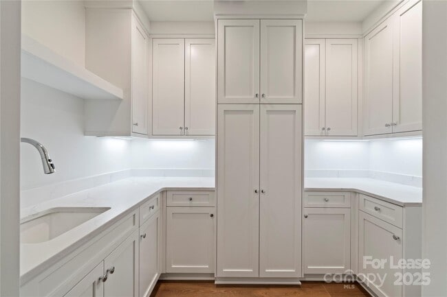 Building Photo - 1500 Queens Rd