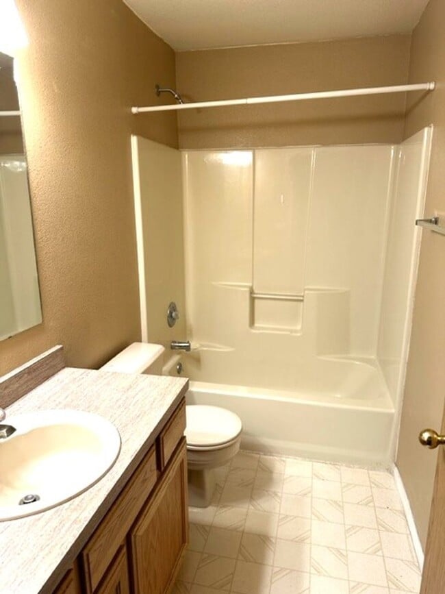 Building Photo - 3 bedroom 2 bath home in Spring Creek with...