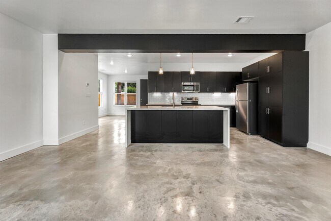 Building Photo - 211 Lynn Dr