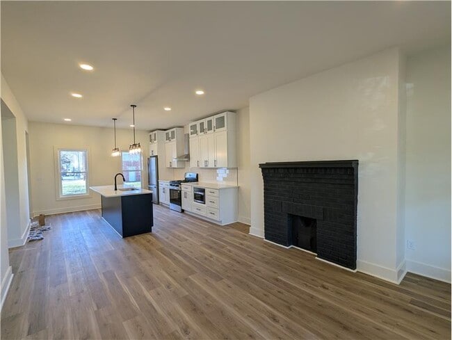 Building Photo - 619 Carpenter St