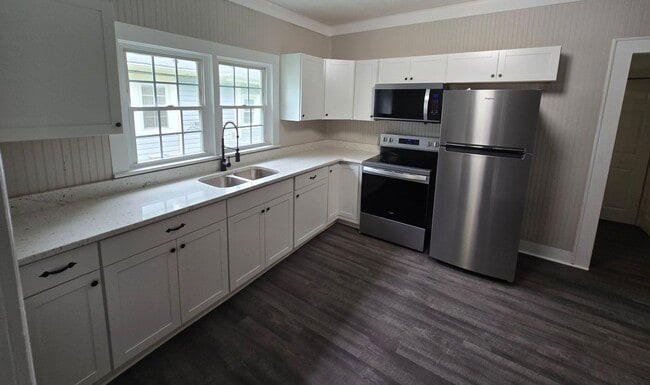 Building Photo - NEWLY REMODELED 2 BEDROOM HOUSE