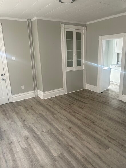 Building Photo - 1005 Broadway St