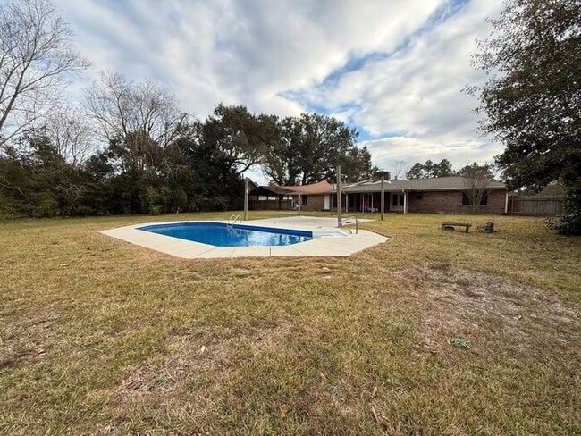 Building Photo - Pensacola - 32526- 4 bedroom, 2 bathroom - pool and lawn care included