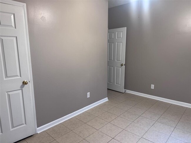 Building Photo - 1924 Dundee Dr