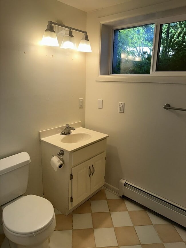 Building Photo - 2000+ sf home is in a great location, pet ...