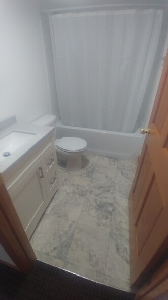 Building Photo - 412 E Cedar St