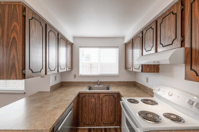 Building Photo - Beautiful 4 Bed, 2 Bath Townhouse with Lots of Closet Space and Laundry In Unit!