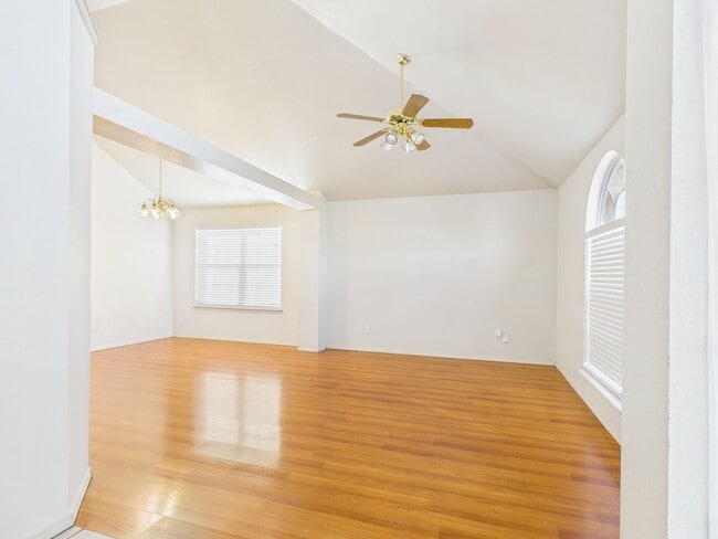 Building Photo - 1111 Pikes Peak Dr