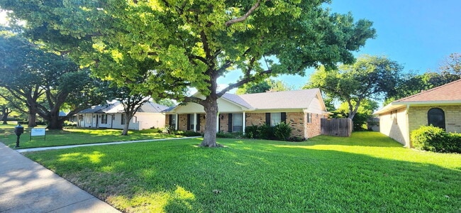 Building Photo - 1607 Centenary Dr