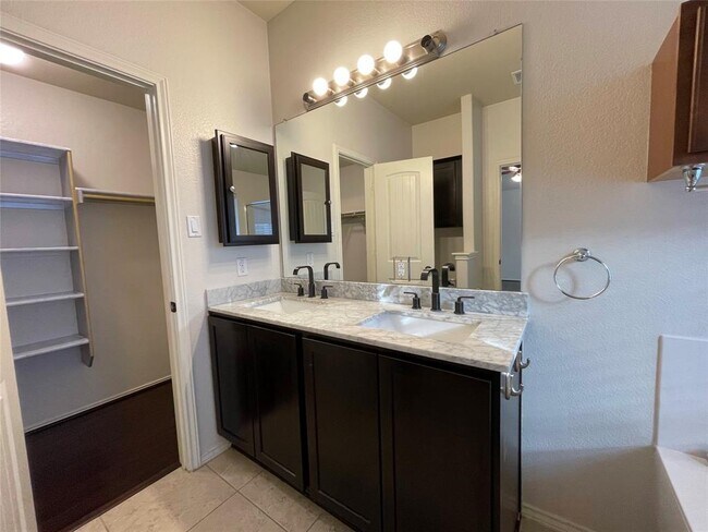 Building Photo - 807 Alamo Plaza Dr