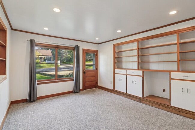 Building Photo - 1514 N Freund Ave