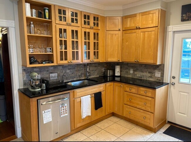 Building Photo - 21 Walnut Ave