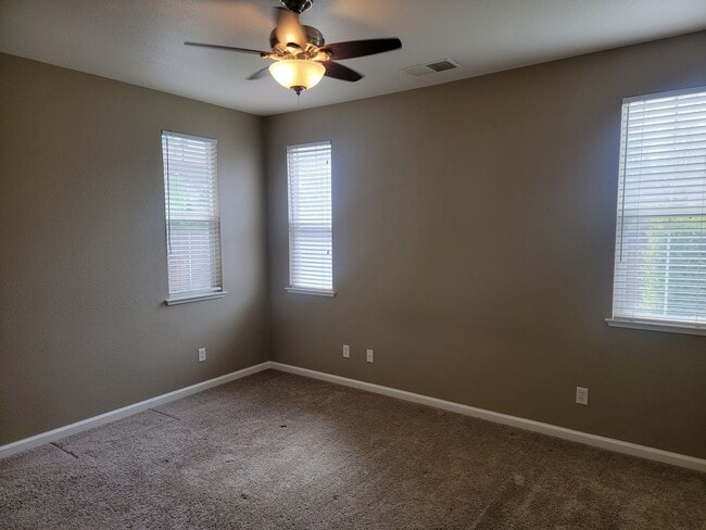 Building Photo - Adorable 2 bedroom 2 bath home