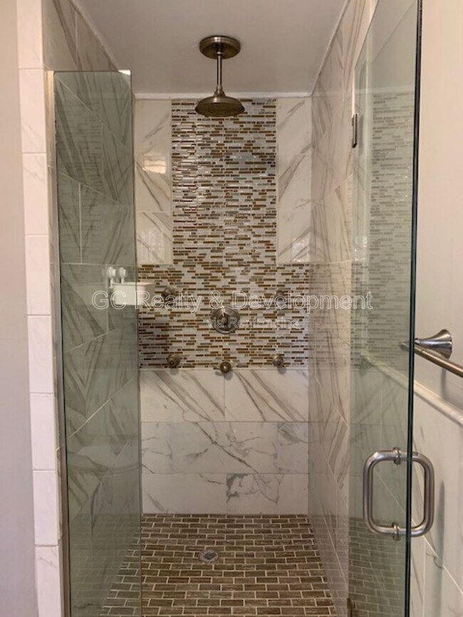 Building Photo - 87 W Surrey Ln