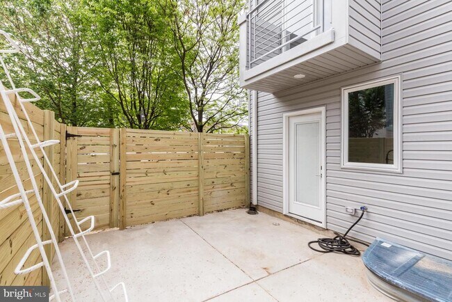 Building Photo - 2132 Berges St