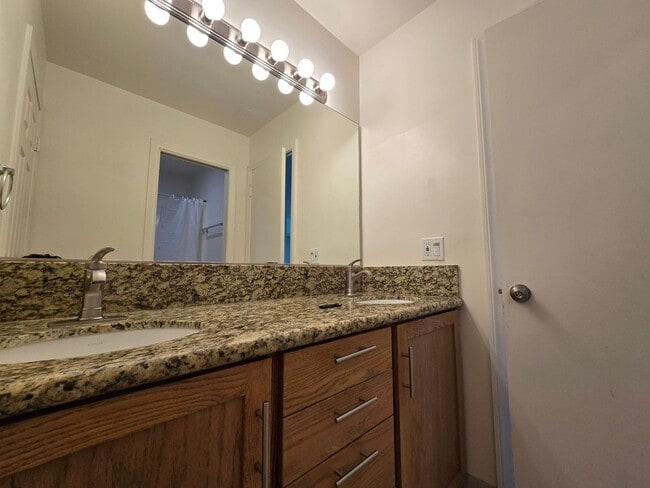 Building Photo - 5BD/3BA on Adobe Dr!!