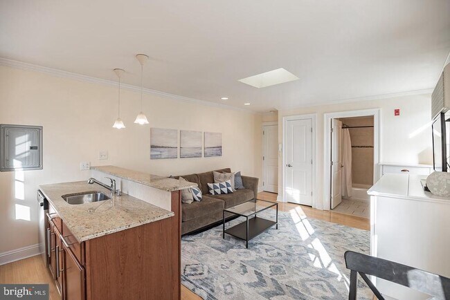 Building Photo - 1716 Pine St