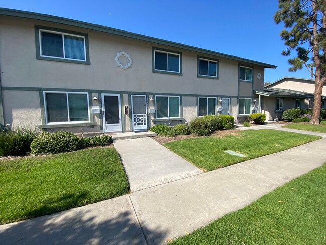Primary Photo - Two Bedroom Huntington Beach Townhouse w/ ...