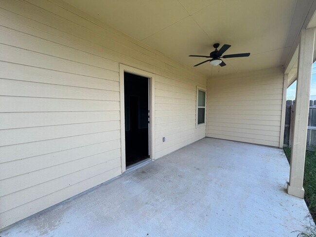 Building Photo - Luxury 3/2 Duplex in Seguin, Texas
