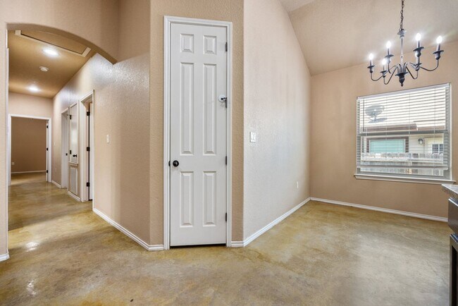 Building Photo - Nice 3 Bedroom Duplex located in New Braunfels!