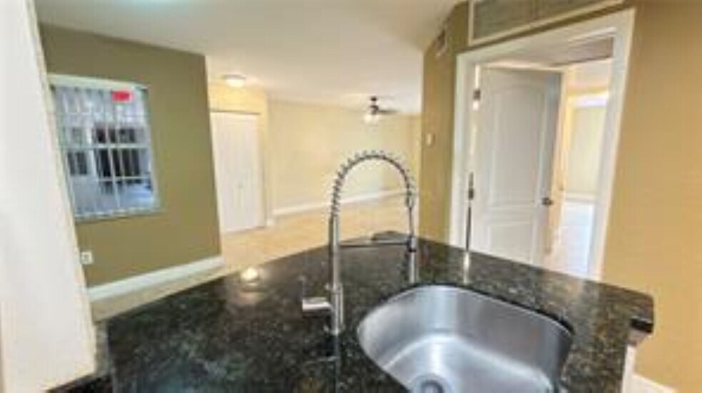 Building Photo - 2803 N Oakland Forest Dr