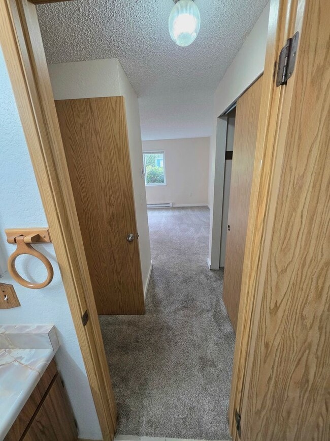 Building Photo - Renton Sunset Heights Condominiums - 2 bedroom 1 bathroom lower floor unit - Water, Sewer & Garba...