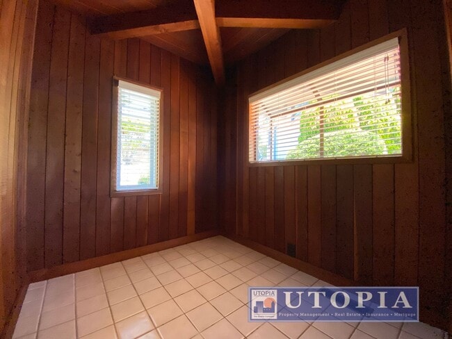 Building Photo - 215 Blackpoint Ln