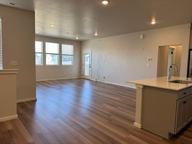 Building Photo - Beautiful Home in Windsor with Internet Included!