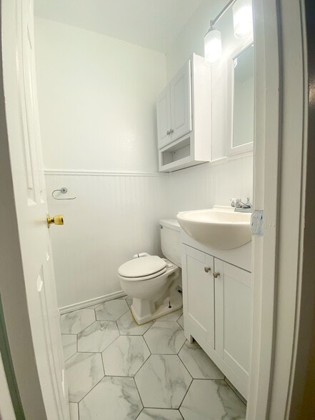 Master bathroom - 703 Lee St