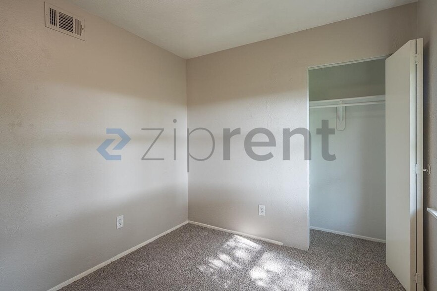 Building Photo - Unit