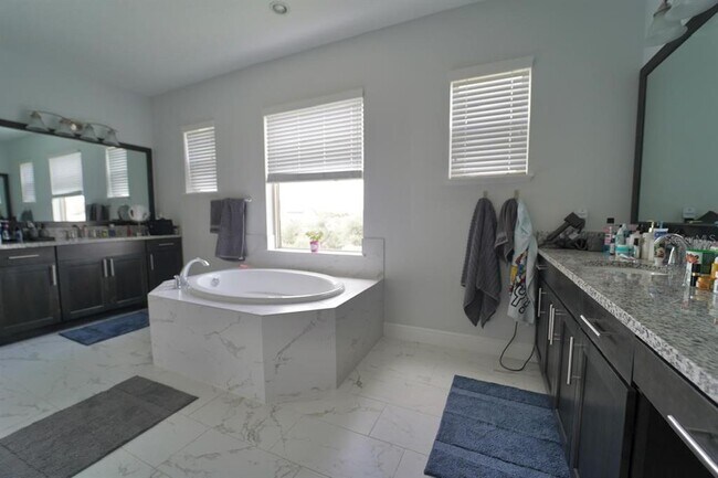 Building Photo - 15161 Canoe Pl