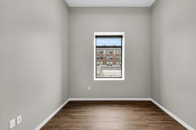 Building Photo - LUXURY 1 BED APT IN DOWNTOWN CHAMPAIGN