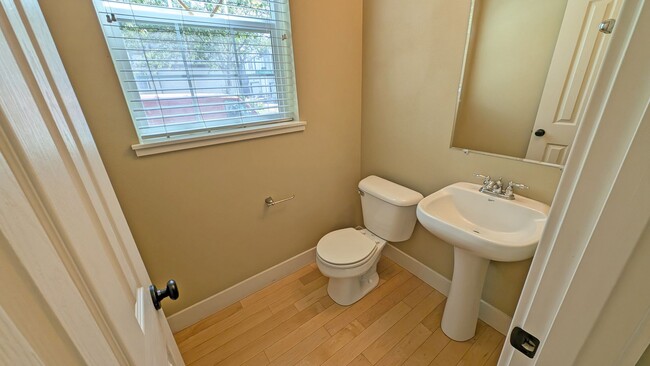 Building Photo - 2 bedroom 2.5 bath townhouse