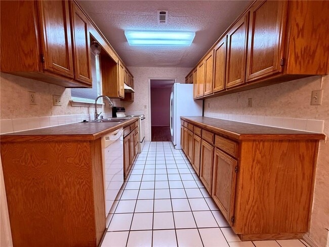 Building Photo - 1404 Camellia Dr