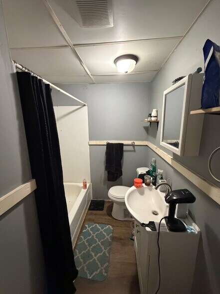 Full Bathroom - 93 Pleasant St