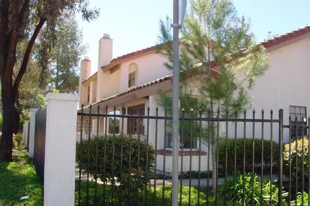 Building Photo - Escondido 3 Br Gated LOVELY Townhome 2 pat...