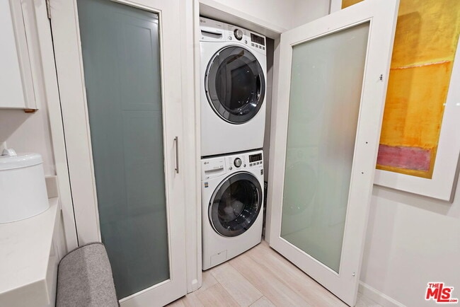 Building Photo - 838 S Barrington Ave