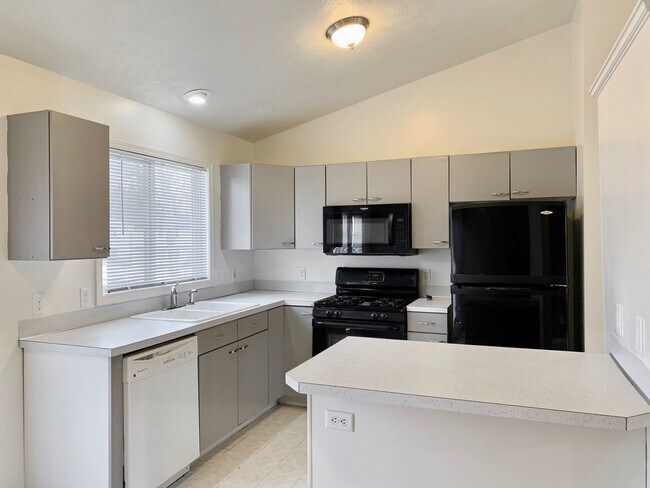 Building Photo - Four Bedroom Home in Kentwood