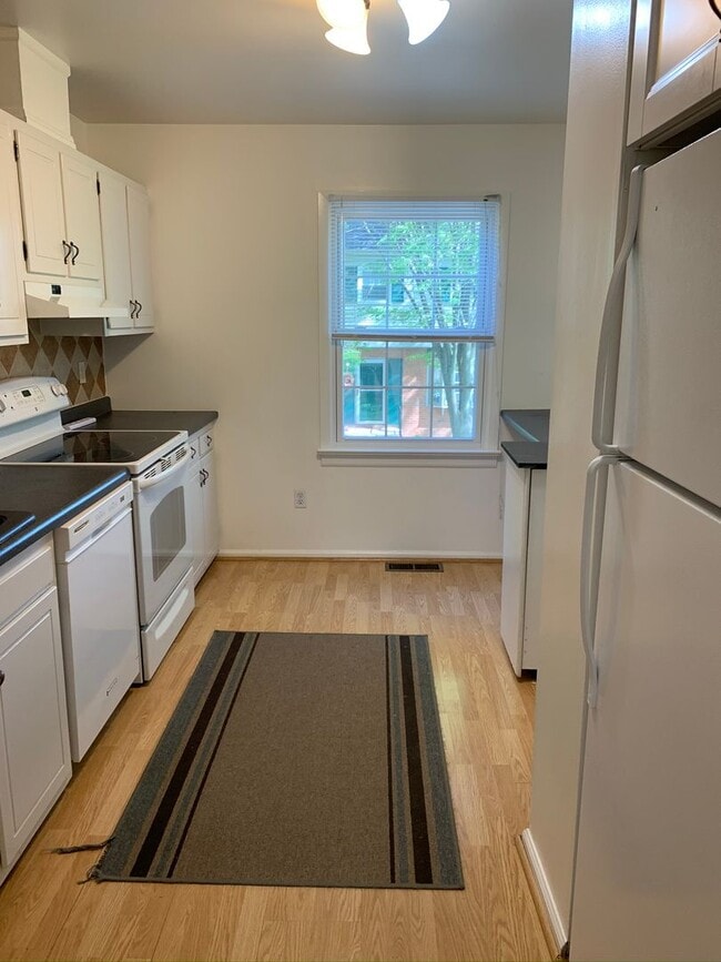 Building Photo - End Townhome In Oak Manor Community