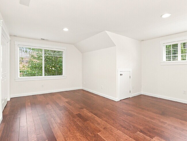 Building Photo - 4 Bedroom PLUS Above Garage Bonus Room in Bothell! Air Conditioned!