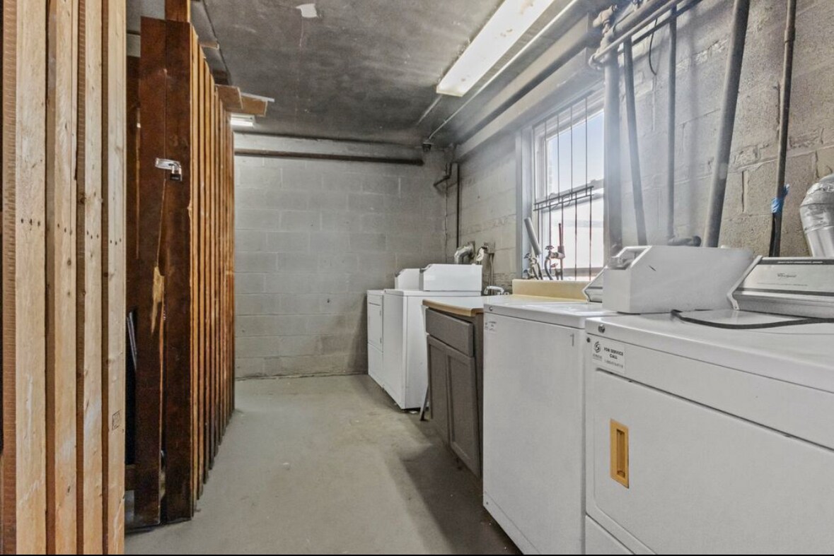 Building Photo - 2401 W Balmoral Ave