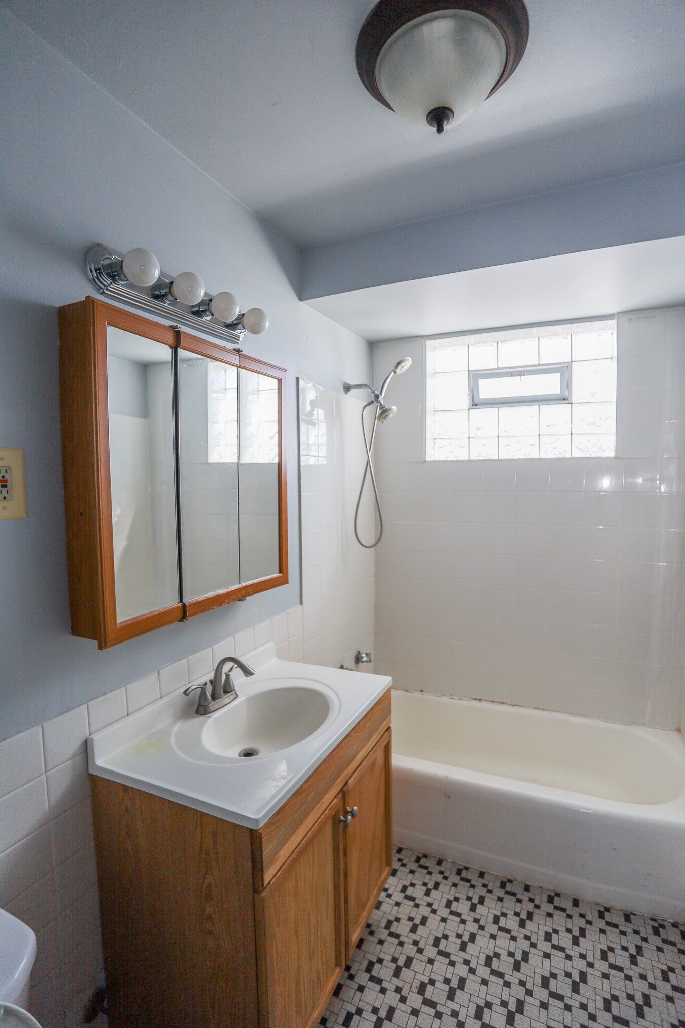 Building Photo - 9016 Lamon Ave