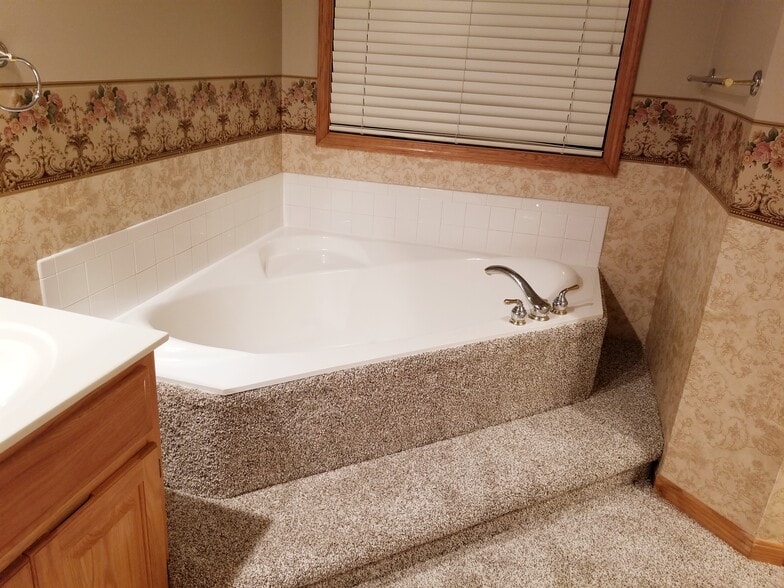 Master tub - 21506 W 53rd Terrace