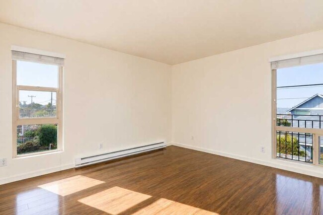 Building Photo - North Beacon Hill 1 Bedroom Apartment for Rent | Beacon Hill Light Rail Access, Balcony, Hardwood...