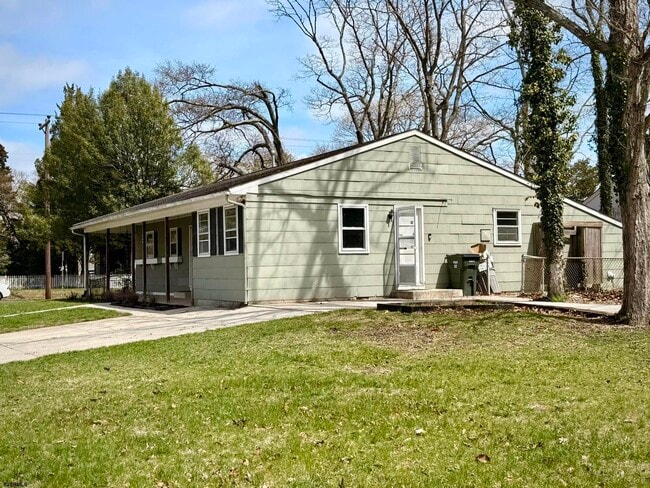 Building Photo - 644 5th St