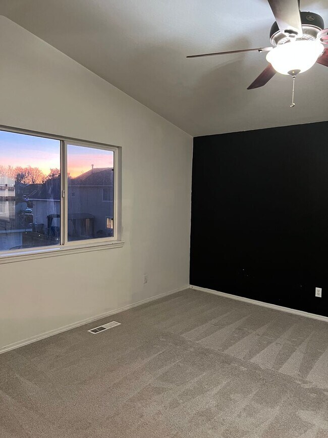 Building Photo - Welcome to this charming 3 bedroom, 2 bathroom home located in Nampa, ID.