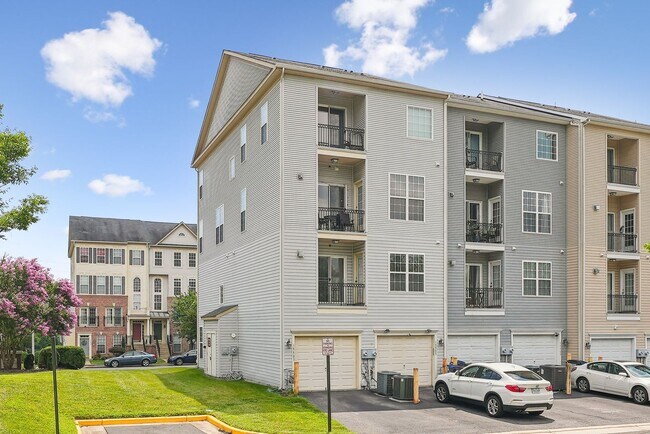 Building Photo - Beautiful End-Unit Townhome-Style Condo Ne...