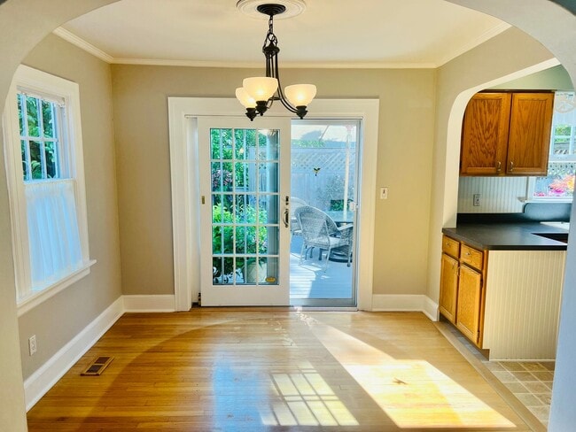 Building Photo - English Cottage Charmer meets Excellence